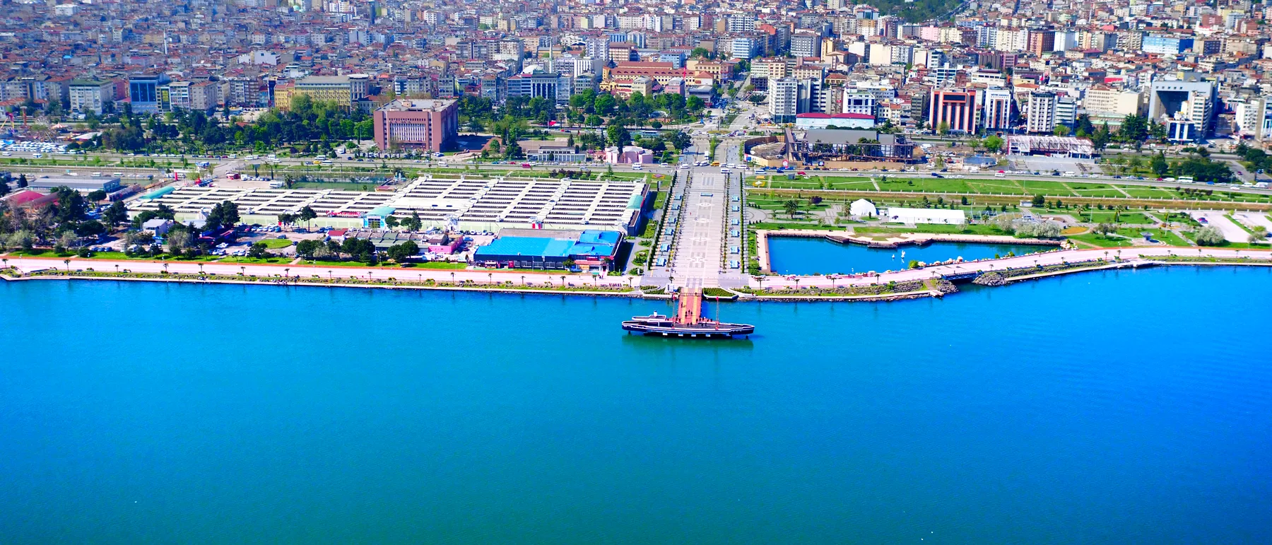 Atakum sahili ve şehir, kuşbakışı; turkuaz deniz
