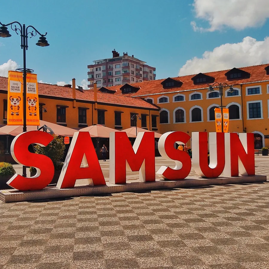 Meydandaki kırmızı SAMSUN tabelası, mavi gökyüzü