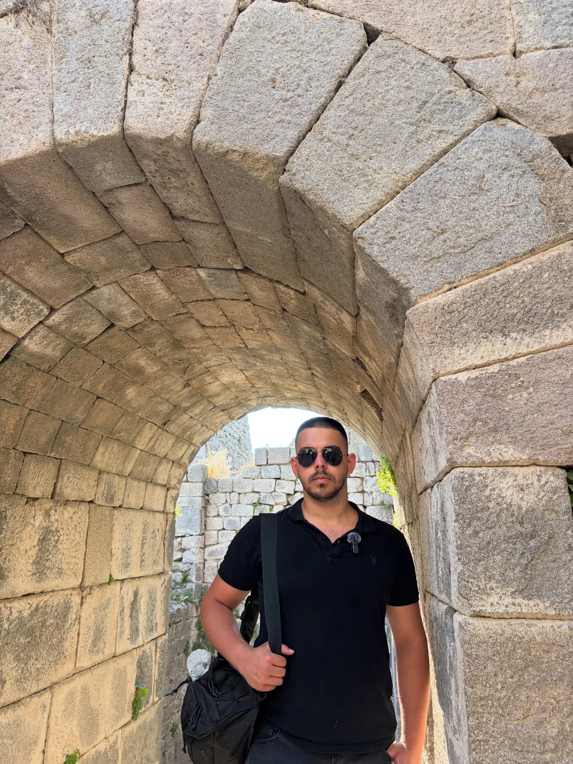 İlyas Saltay, Bergama'daki antik taş kemerin altında